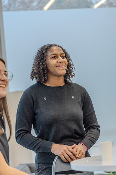 photo portrait d'une jeune femme souriante